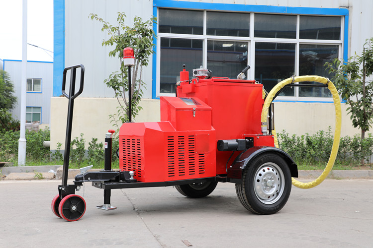 雨季未結束前，灌縫都是公路養護的主要工作